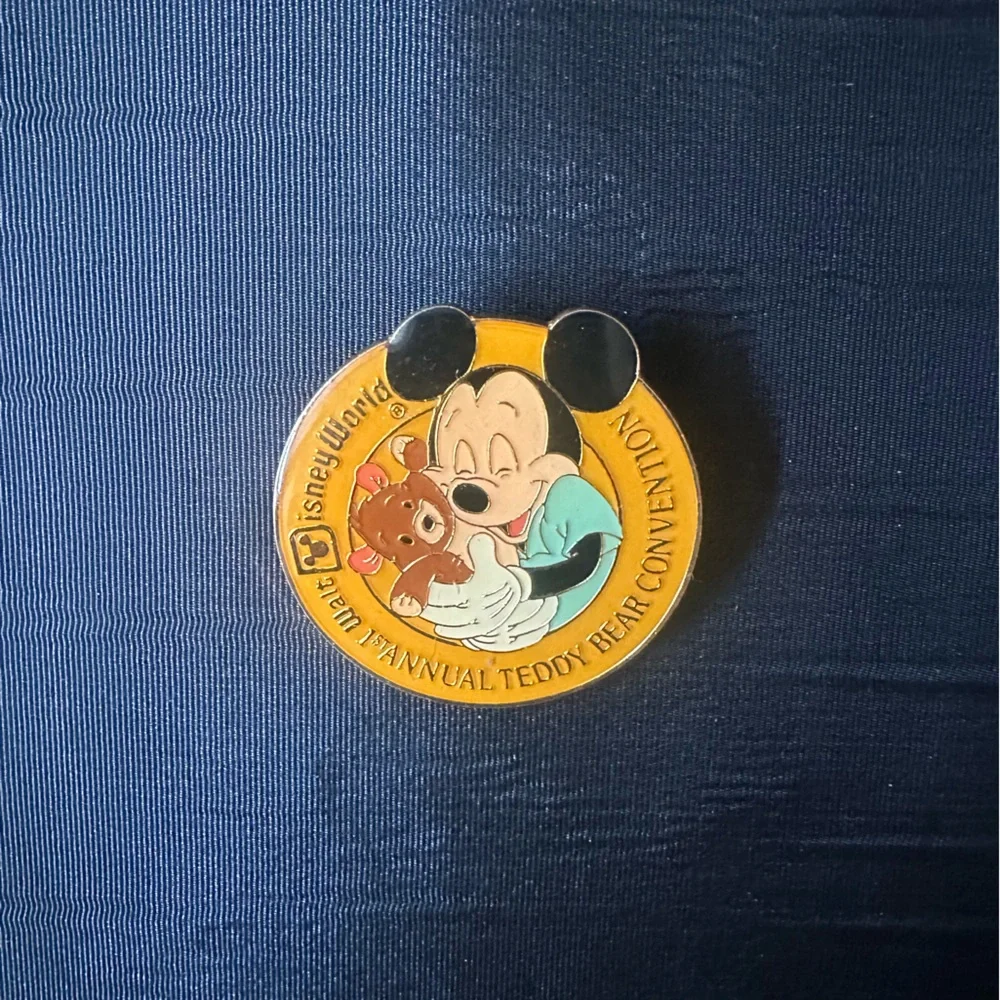 DISNEY Vintage 1st Annual Teddy Bear Convention Pin